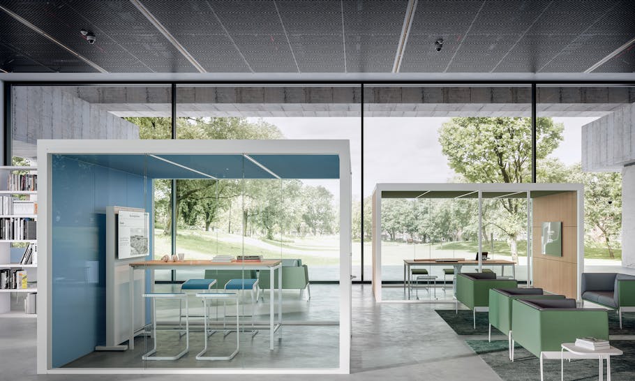 Des espaces d'accueil pour le public avec des bureaux et des chaises