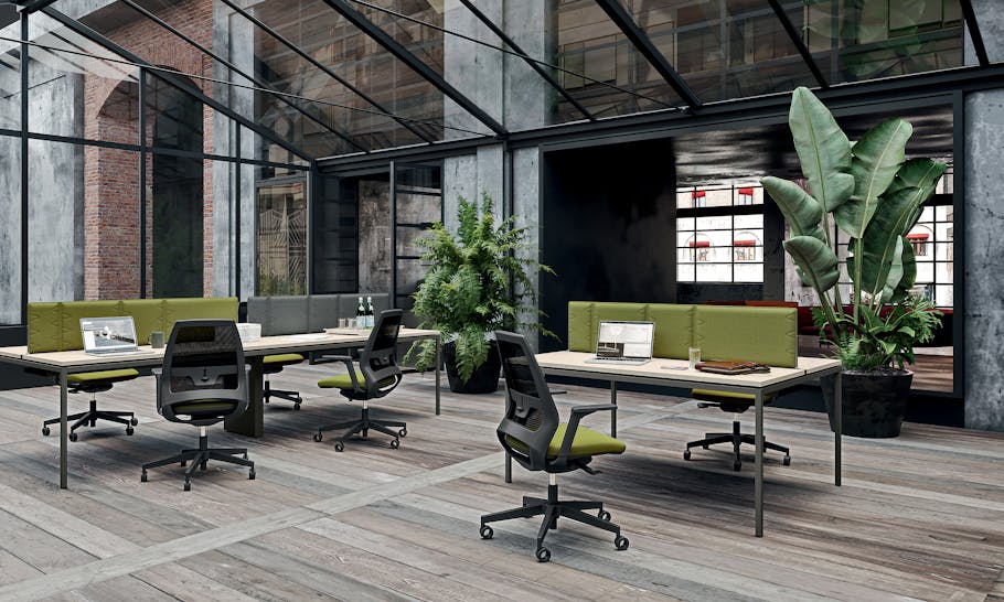 Un espace de travail avec des bureaux des chaises et des plantes