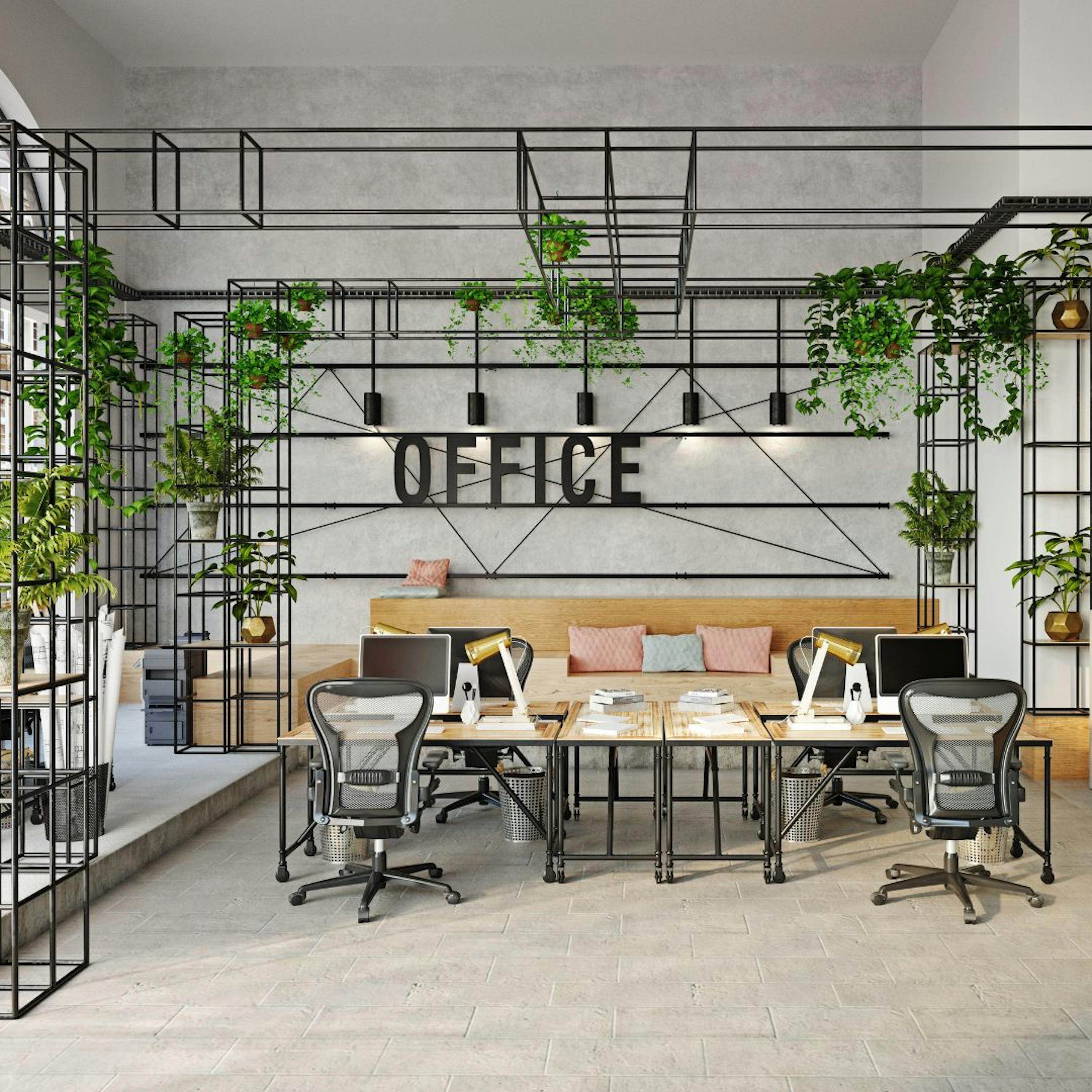 Un espace de travail végétalisé avec des bureaux, des chaises et des plantes