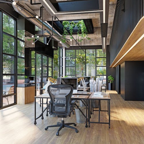 Un espace de travail végétalisé avec des bureaux, des chaises et des plantes