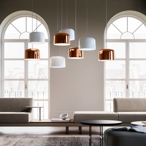 Salon avec 8 lampes design permettant un éclairage parfait de la pièce