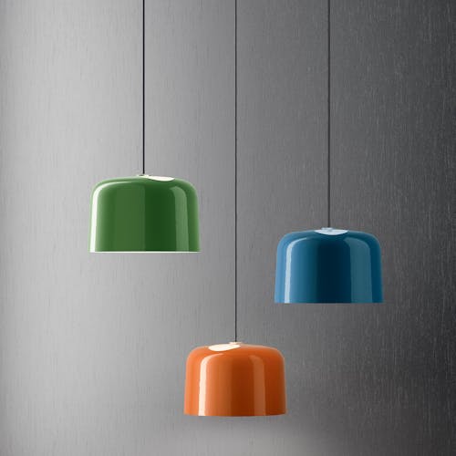 Vue de face de trois luminaires vert, orange et bleu design, produit de Dacota