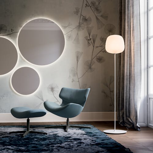 Salon avec un siège et des luminaires blancs design, produit de Dacota