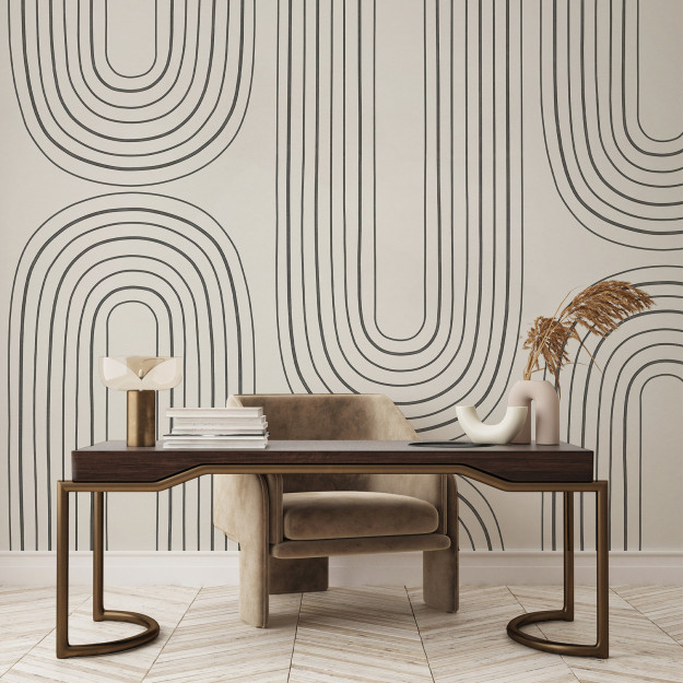 Un bureau avec une table, une chaise et un papier peint personnalisé avec des motifs en forme de cercles ovales