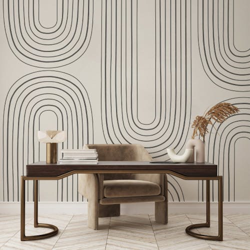 Un bureau avec une table, une chaise et un papier peint personnalisé avec des motifs en forme de cercles ovales