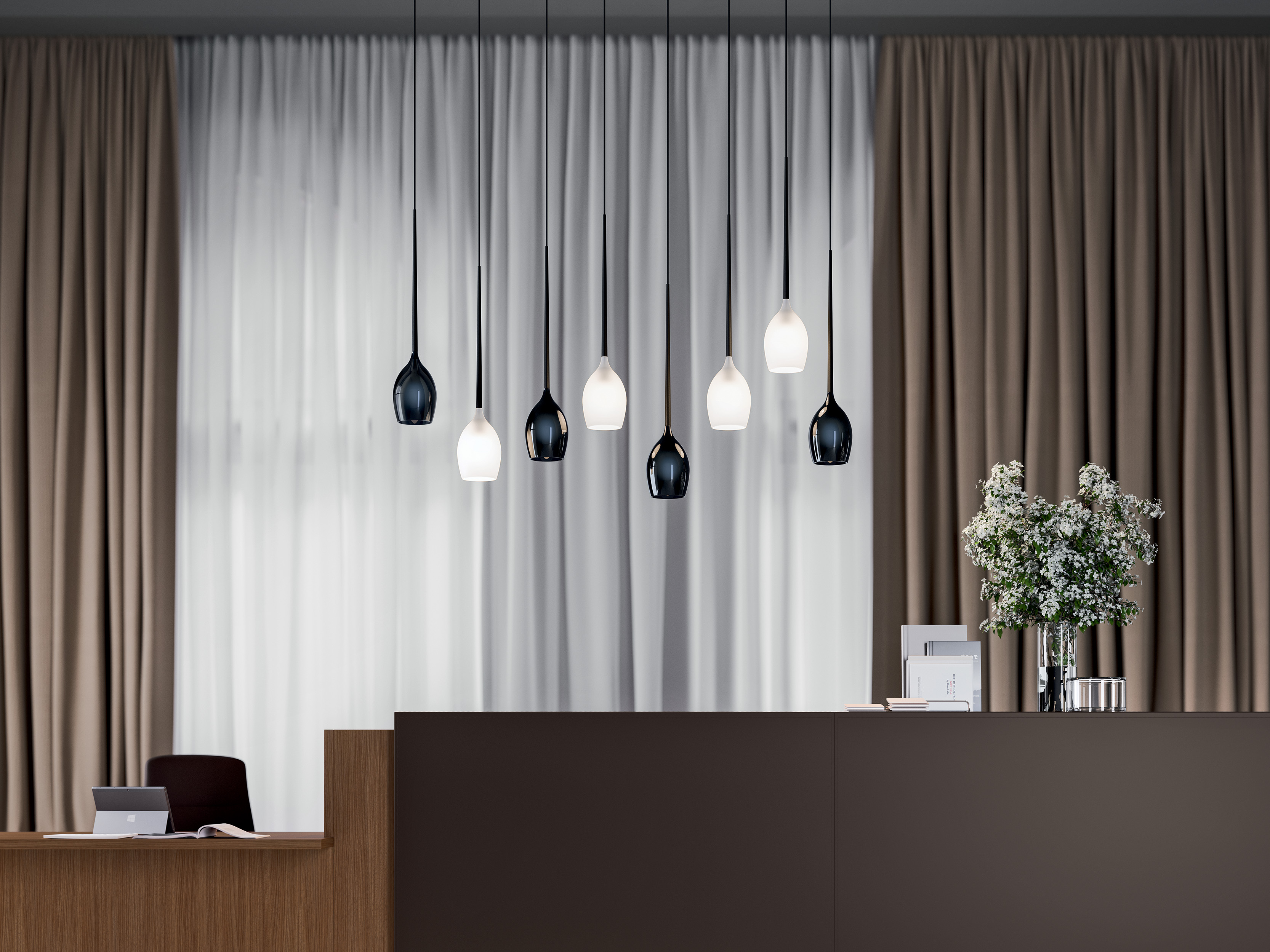 Espace d'accueil avec 8 luminaires au dessus design et optimisés pour un éclairage parfait