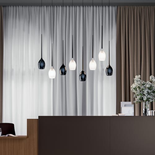 Espace d'accueil avec 8 luminaires au dessus design et optimisés pour un éclairage parfait