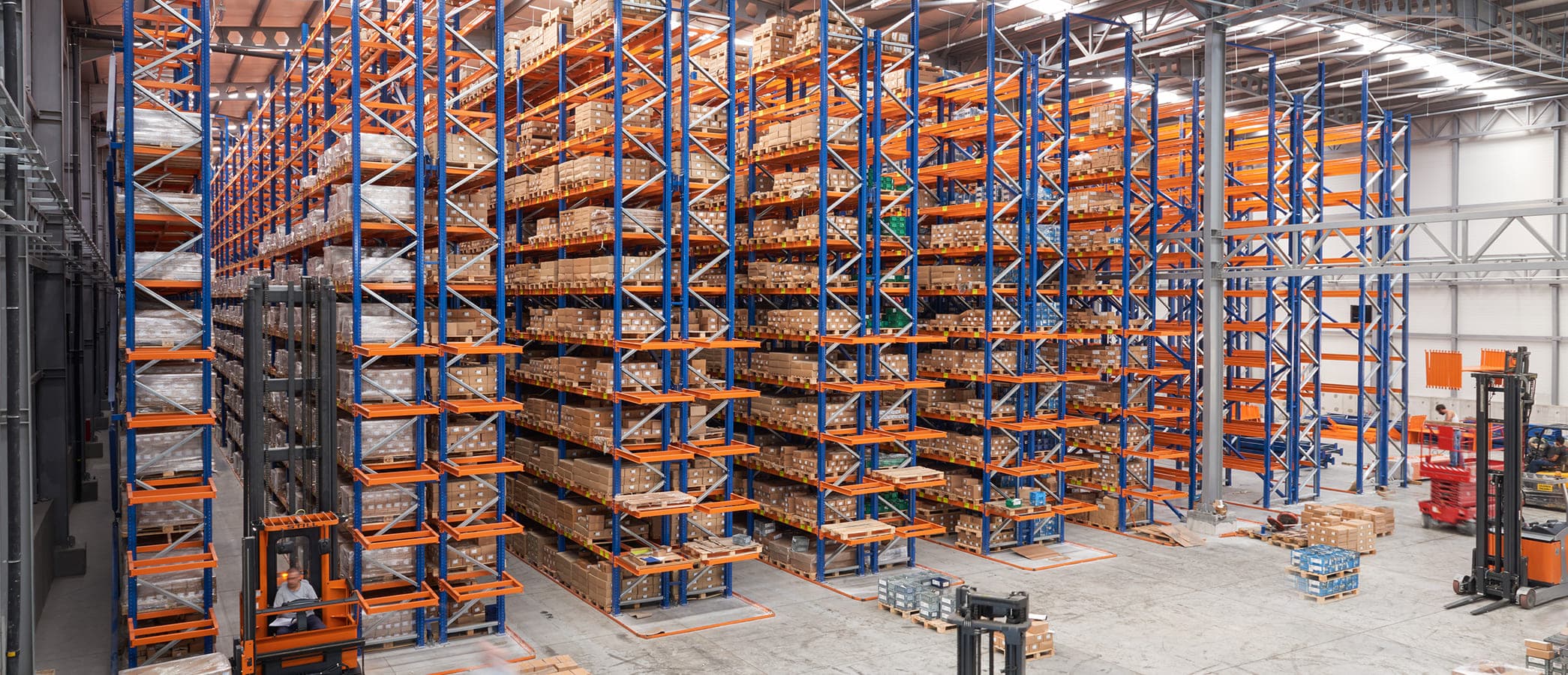 13 rangées de rack à palettes dans un entrepôt 