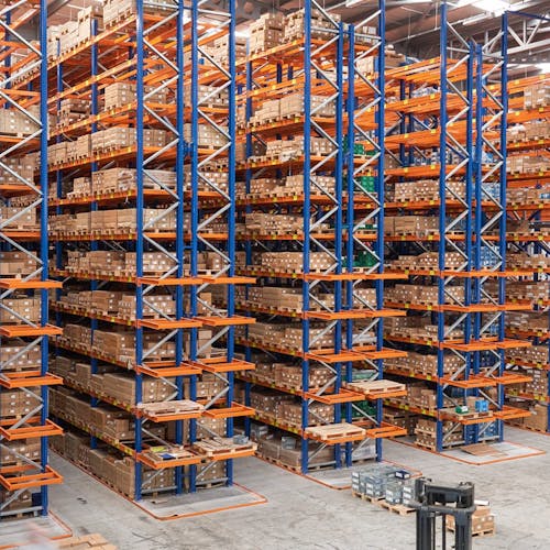 13 rangées de rack à palettes dans un entrepôt