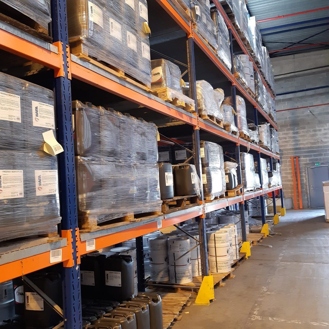 4 rangées de rack à palettes dans un entrepôt 