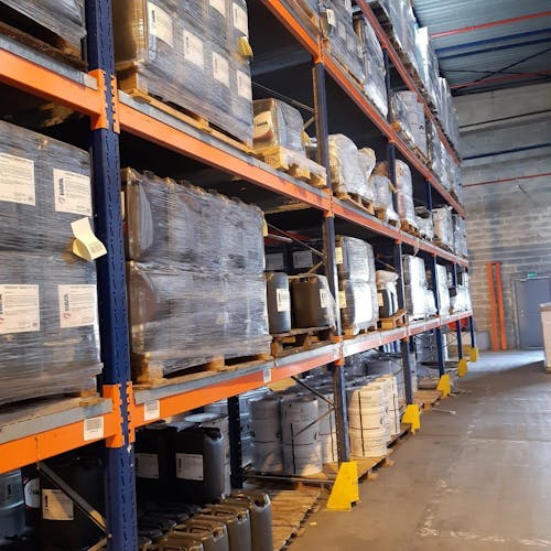 4 rangées de rack à palettes dans un entrepôt