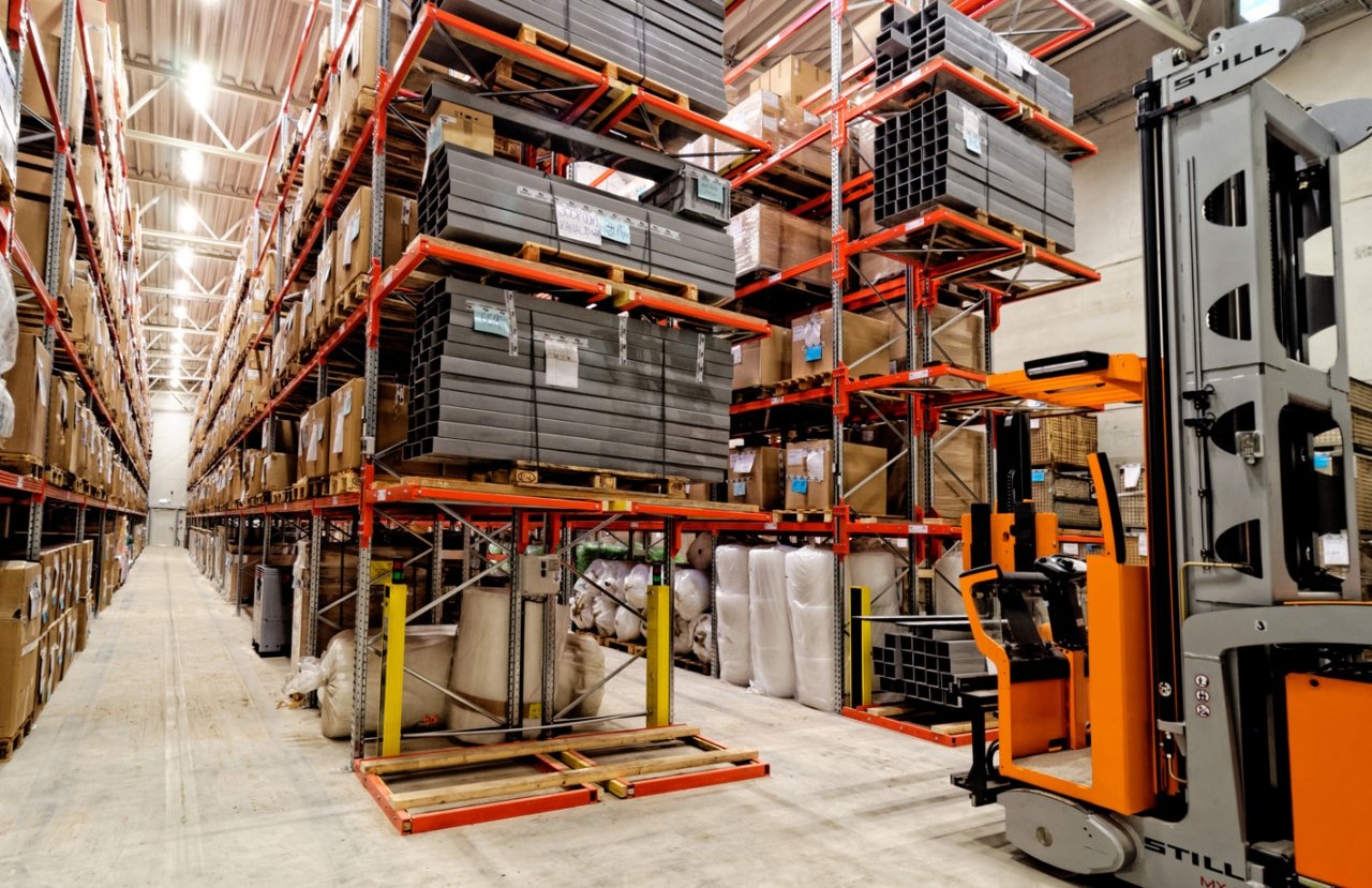 Rack à palettes dans un entrepôt avec un chariot élévateur