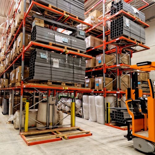 Rack à palettes dans un entrepôt avec un chariot élévateur