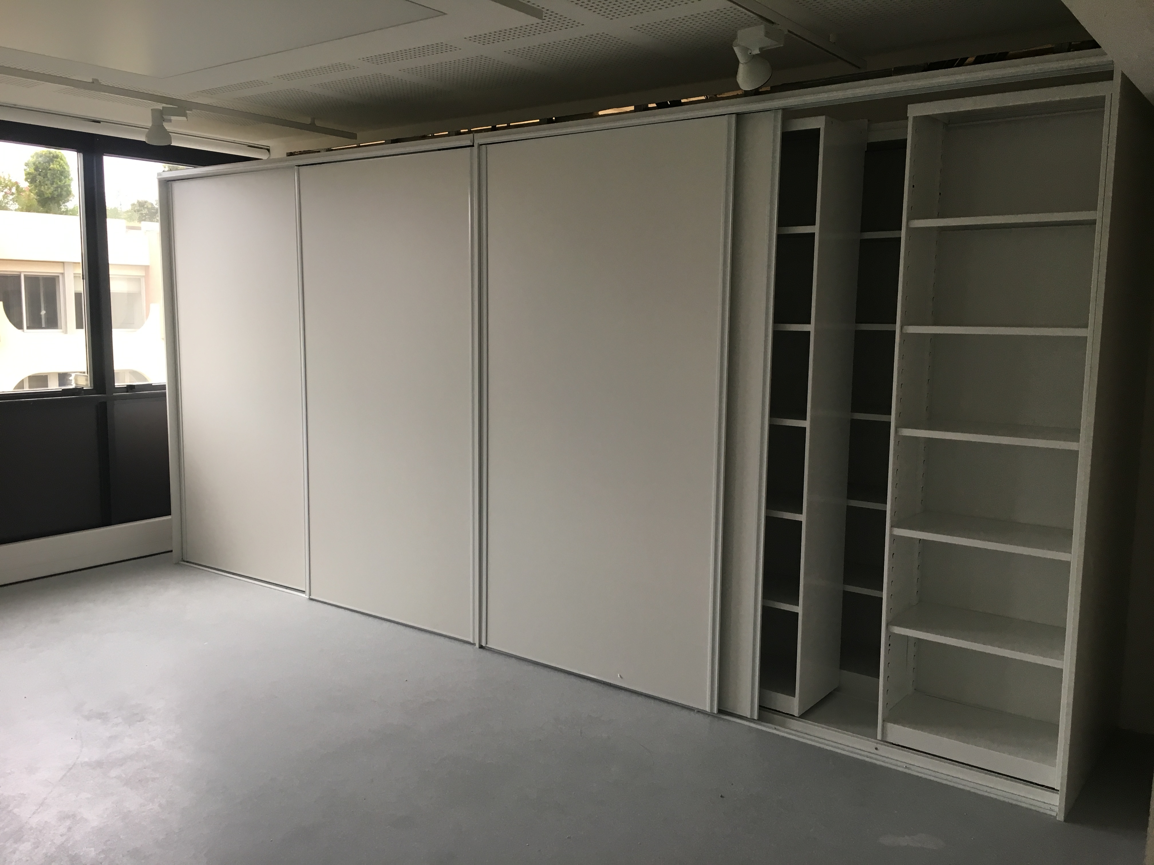 Rangement linéaire décolatéral installé chez un client, vue de face