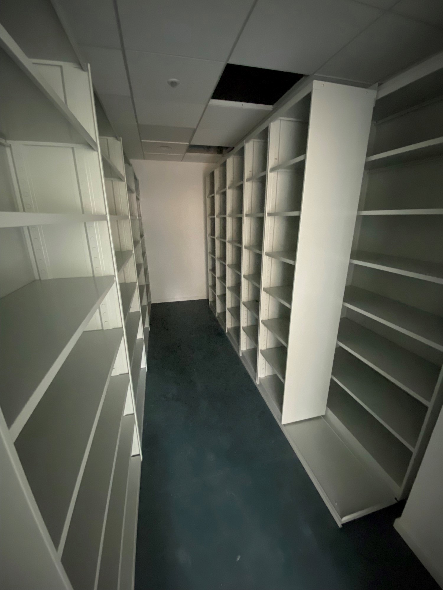 Rangement linéaire mobilatéral installé chez un client sur les deux cotés de la pièce