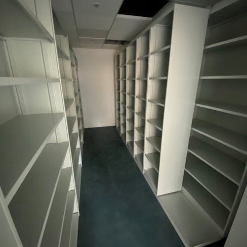 Rangement linéaire mobilatéral installé chez un client sur les deux cotés de la pièce