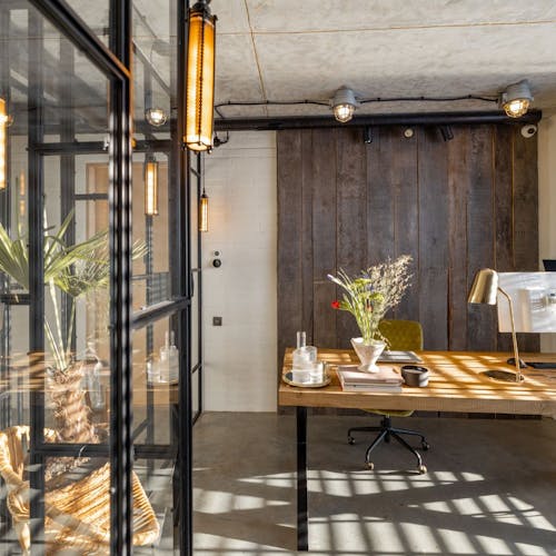 Un bureau dans dans le style industriel avec une chaise, une table et un ordinateur