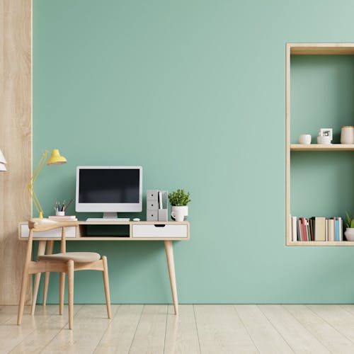 Un bureau dans le style nordique avec une chaise, une table et un ordinateur