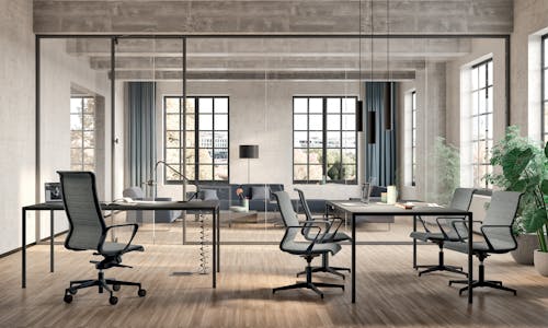 Un espace de travail avec des bureaux séparés par des cloisons