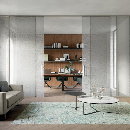 Bureau avec un salon et un espace de réunion séparé de la pièce