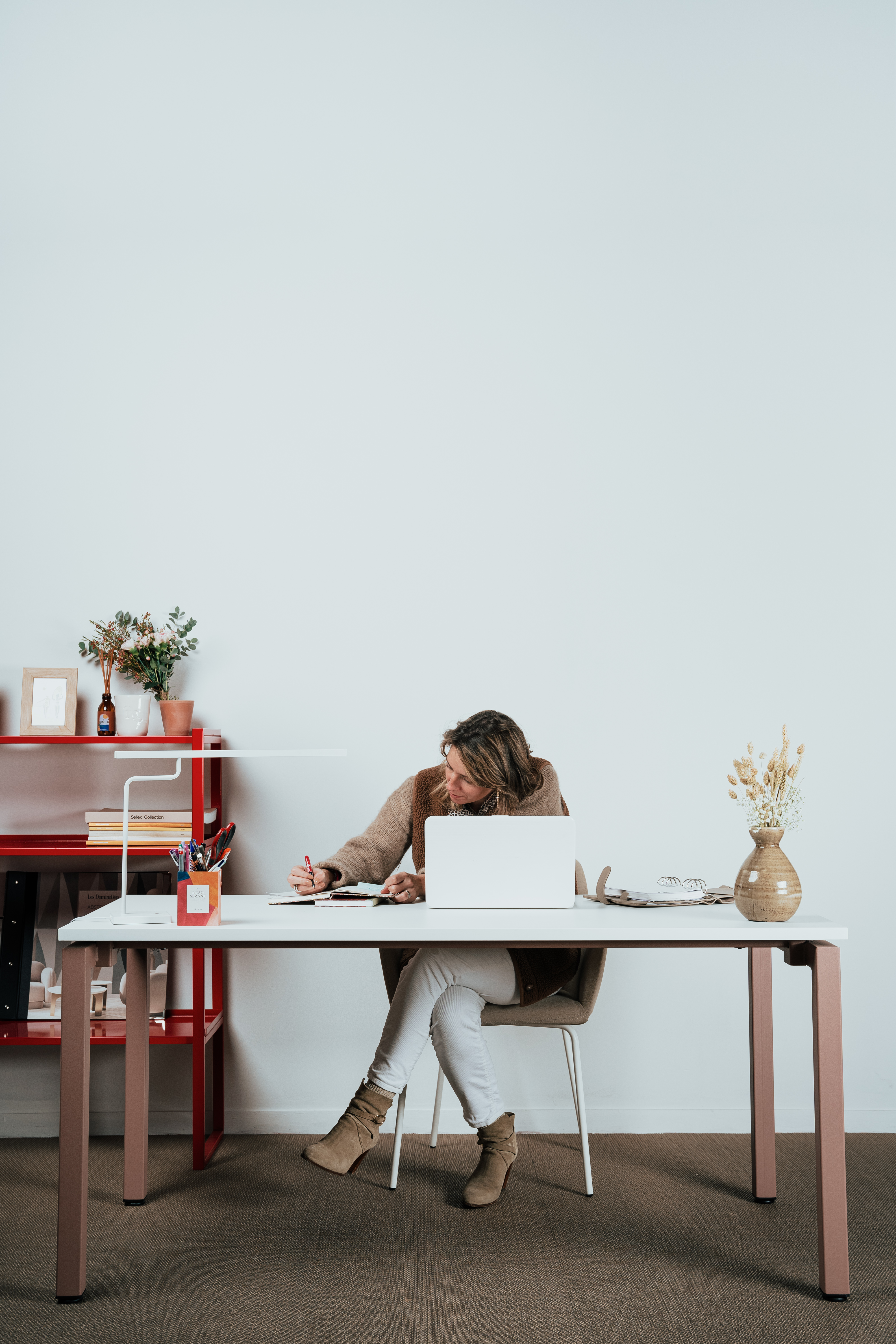 Bureau Dacota fabriqué en France dans notre Atelier de Montauban. Il s'agit d'un bureau éco conçu et responsable en finition mélaminé blanc et piètement rose poudré