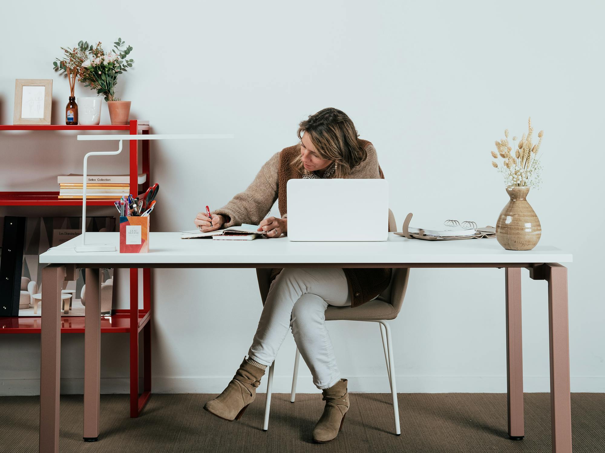 Bureau Dacota fabriqué en France dans notre Atelier de Montauban. Il s'agit d'un bureau éco conçu et responsable en finition mélaminé blanc et piètement rose poudré