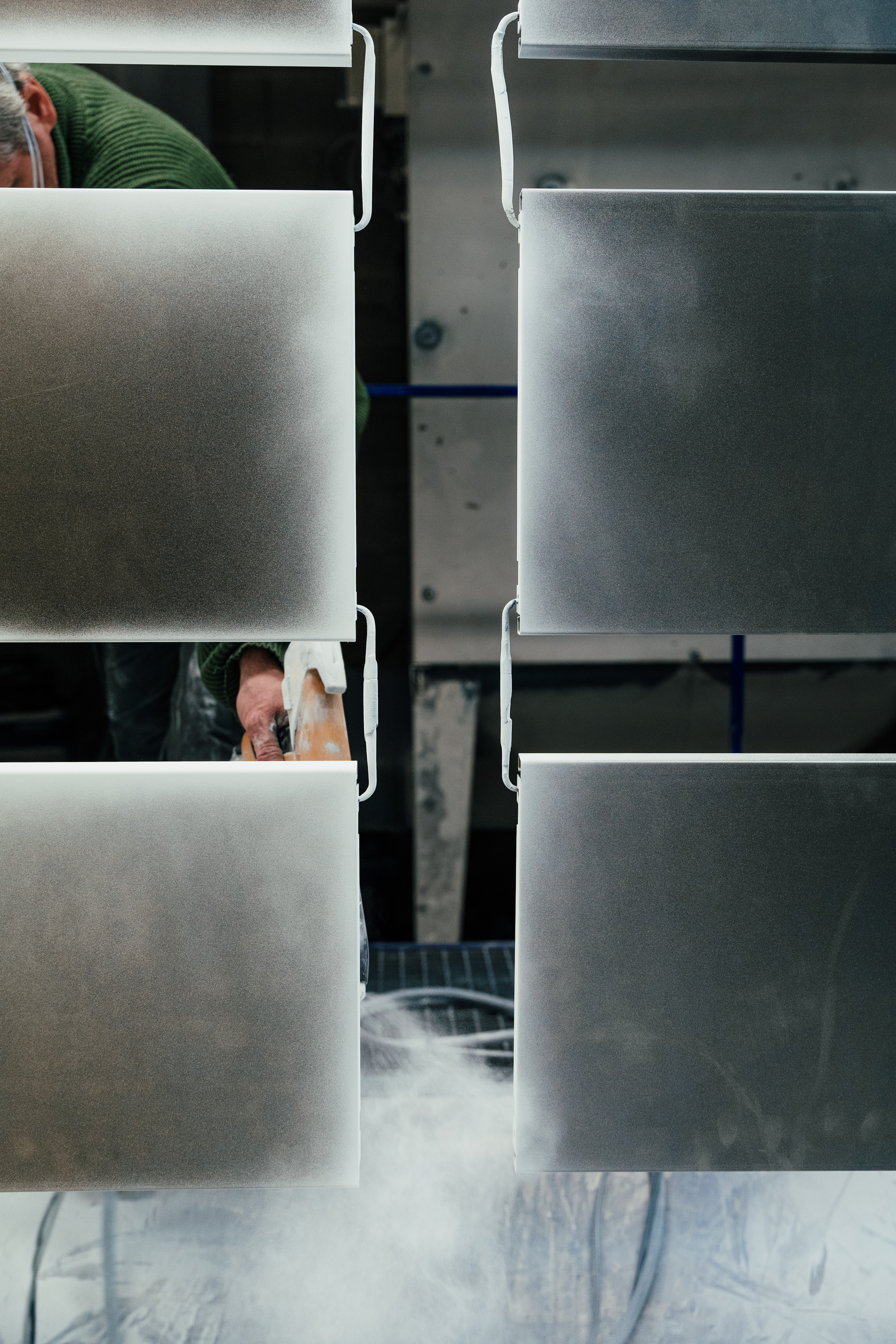 Atelier de peinture DACOTA fabrication locale dans notre atelier de Montauban en région OCCITANIE de mobilier de bureau