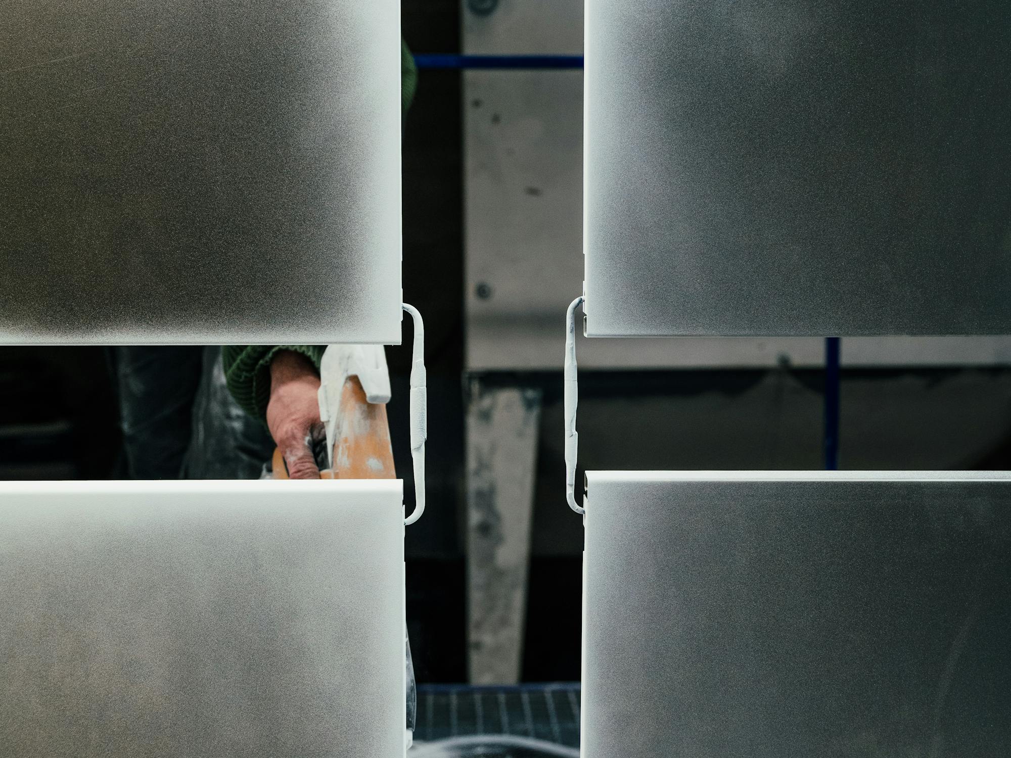 Atelier de peinture DACOTA fabrication locale dans notre atelier de Montauban en région OCCITANIE de mobilier de bureau