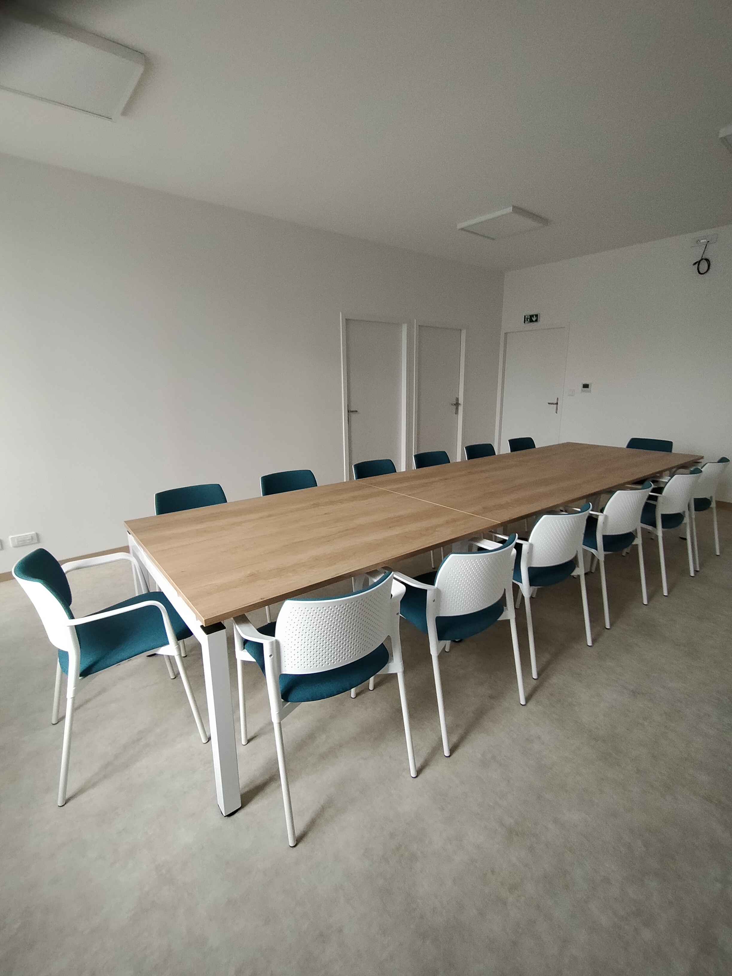 Table de réunion ATLAS fabriquée dans l'atelier DACOTA. Table de réunion à destination des entreprises et collectivités. 