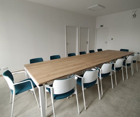 Table de réunion ATLAS fabriquée dans l'atelier DACOTA. Table de réunion à destination des entreprises et collectivités.