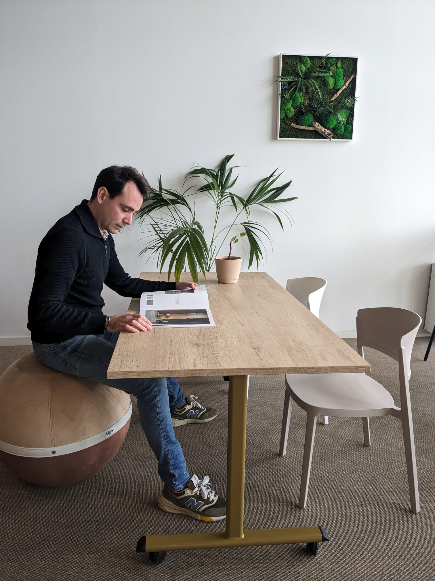 Table rabbatable sur roulettes fabriquée en france dans l'atelier DACOTA. Table de réunion à destination des entreprises et collectivités. 