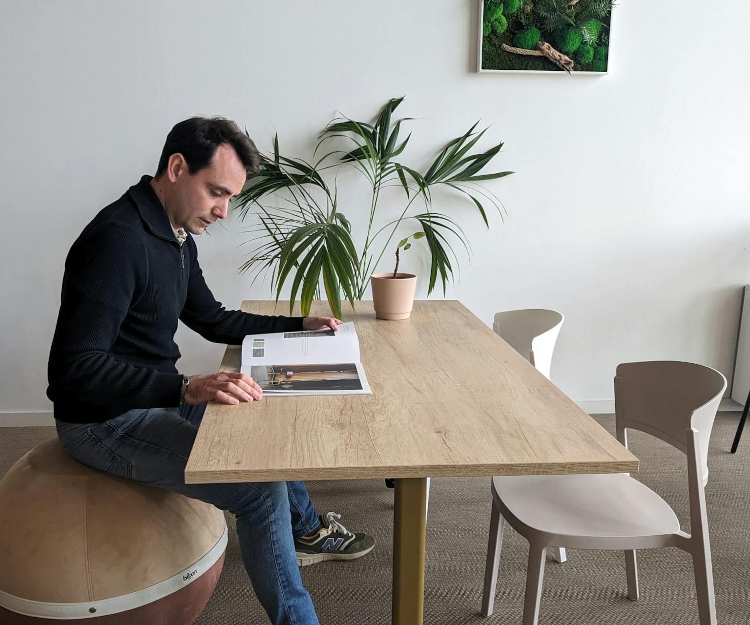 Table rabbatable sur roulettes fabriquée en france dans l'atelier DACOTA. Table de réunion à destination des entreprises et collectivités.
