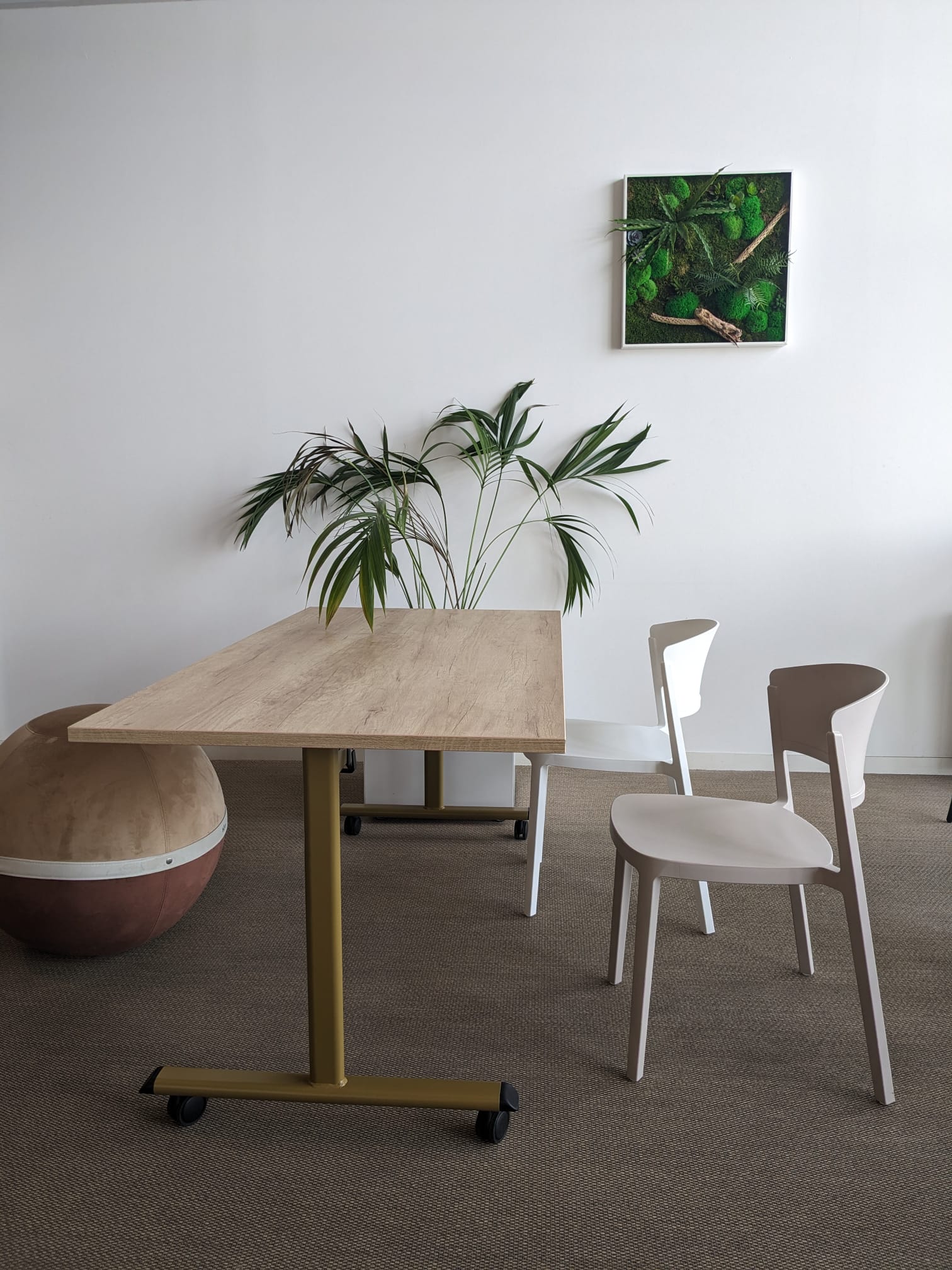 Table rabbatable sur roulettes fabriquée en france dans l'atelier DACOTA. Table de réunion à destination des entreprises et collectivités. 