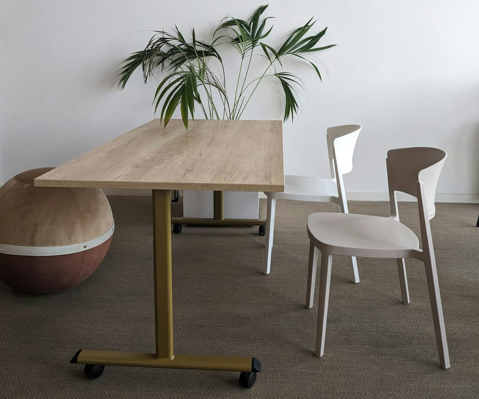 Table rabbatable sur roulettes fabriquée en france dans l'atelier DACOTA. Table de réunion à destination des entreprises et collectivités.