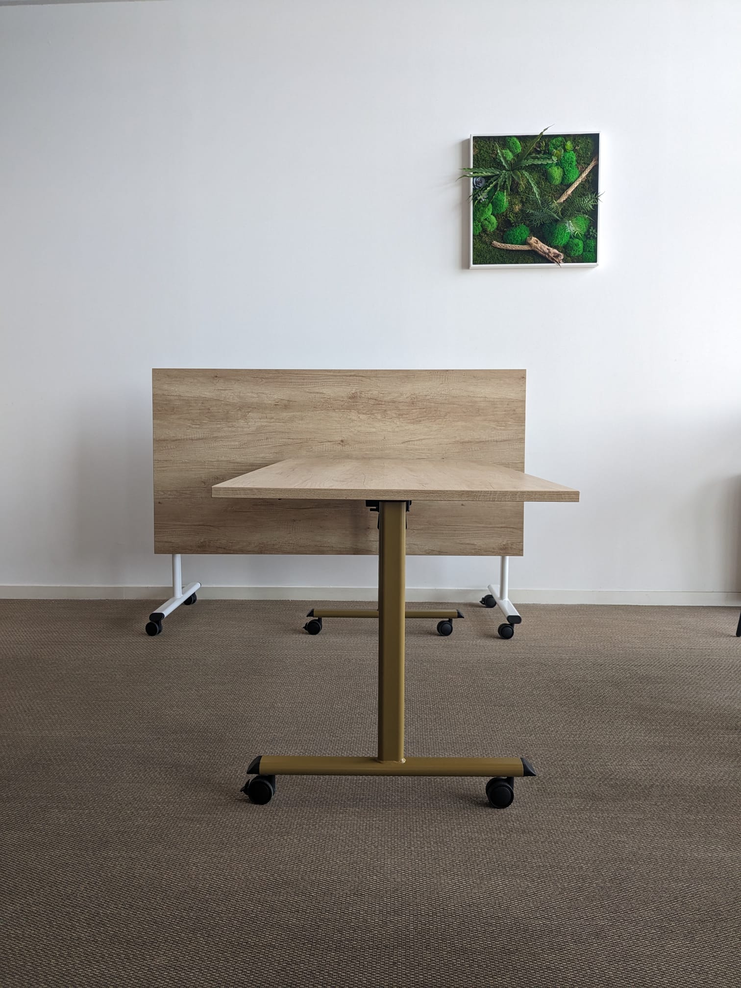 Table rabbatable sur roulettes fabriquée en france dans l'atelier DACOTA. Table de réunion à destination des entreprises et collectivités. 