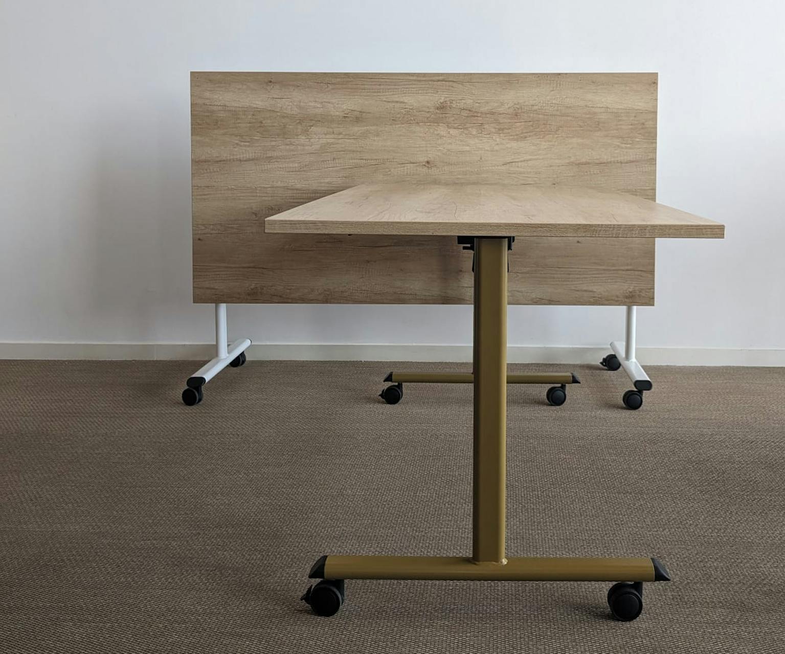 Table rabbatable sur roulettes fabriquée en france dans l'atelier DACOTA. Table de réunion à destination des entreprises et collectivités.