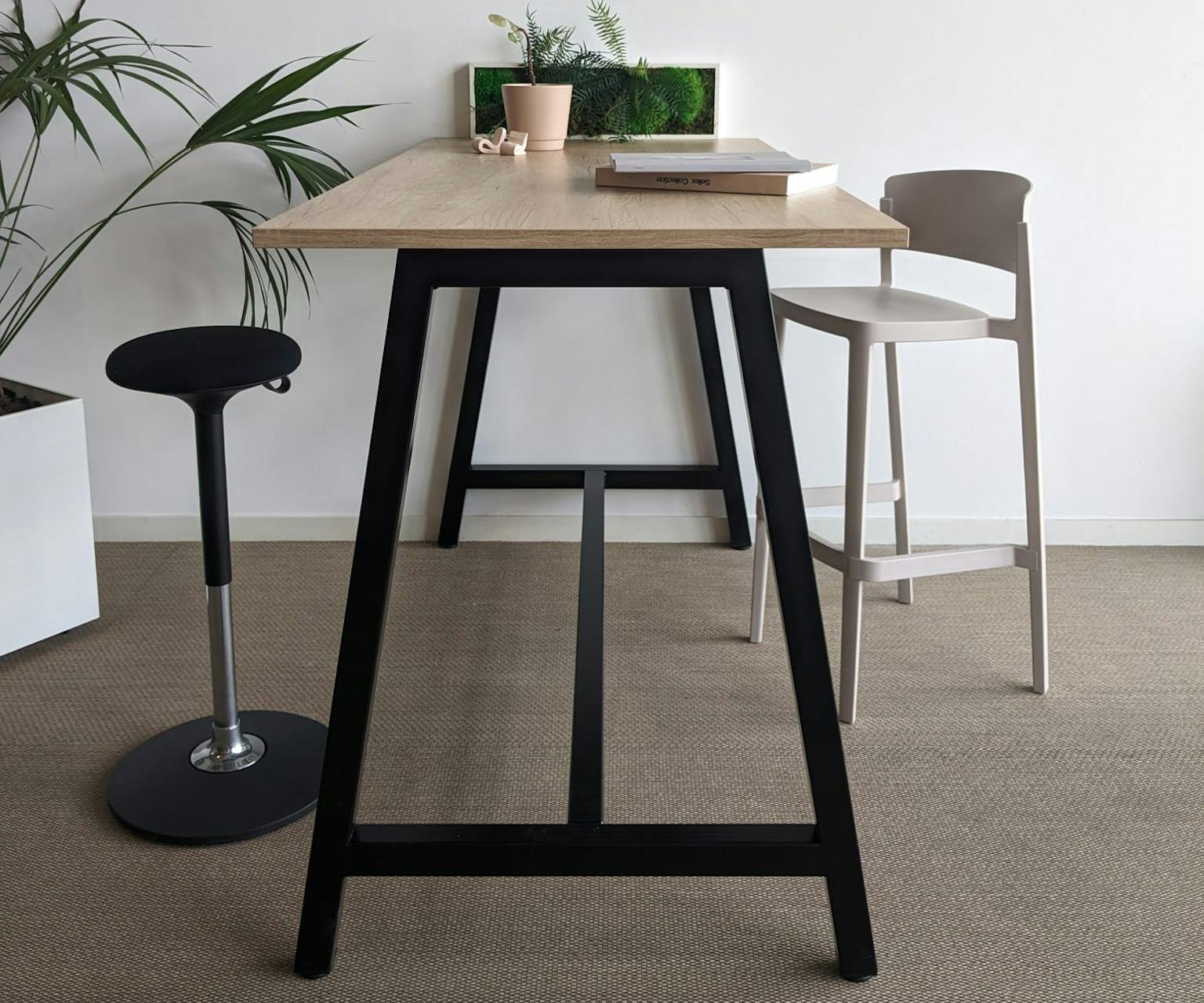 Table haute fabriquée en france dans notre atelier DACOTA à destination des entreprises et collectivités.