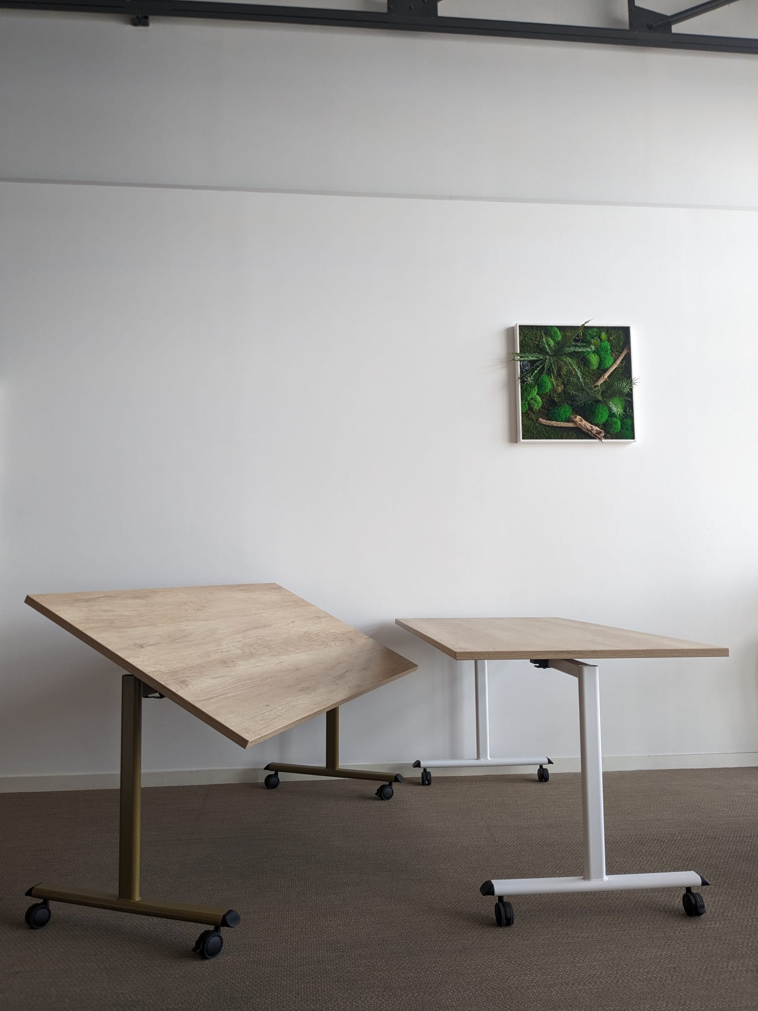 Table rabbatable sur roulettes fabriquée en france dans l'atelier DACOTA. Table de réunion à destination des entreprises et collectivités. 