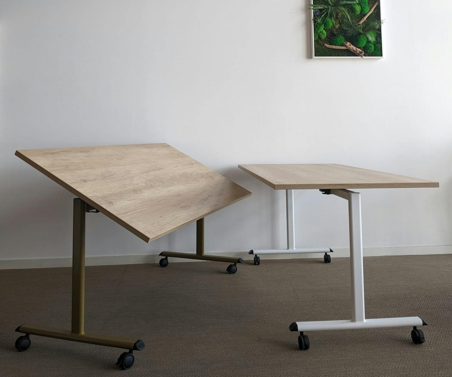 Table rabbatable sur roulettes fabriquée en france dans l'atelier DACOTA. Table de réunion à destination des entreprises et collectivités.