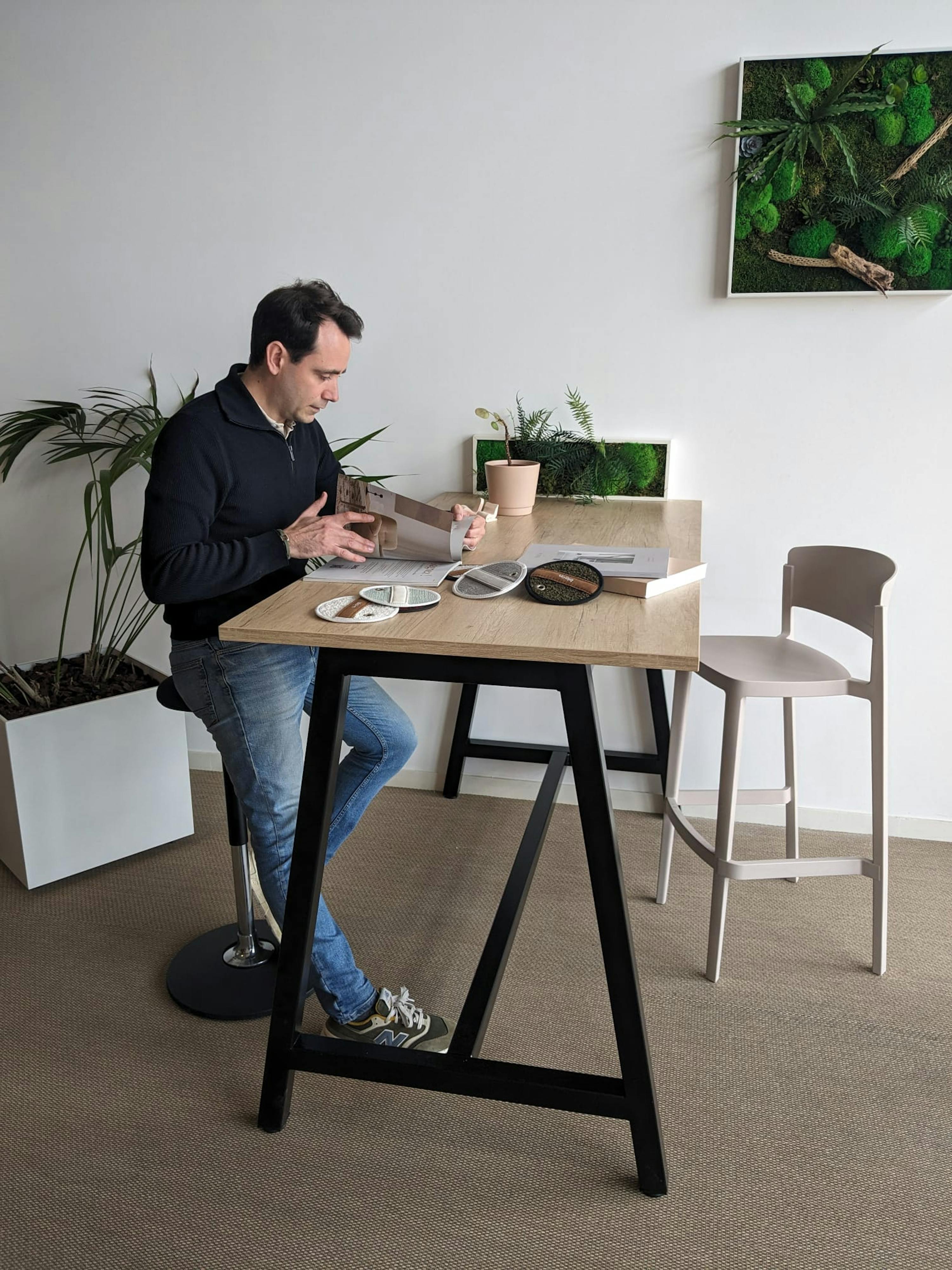 Table haute fabriquée dans l'atelier DACOTA à Montauban en région OCCITANIE. 