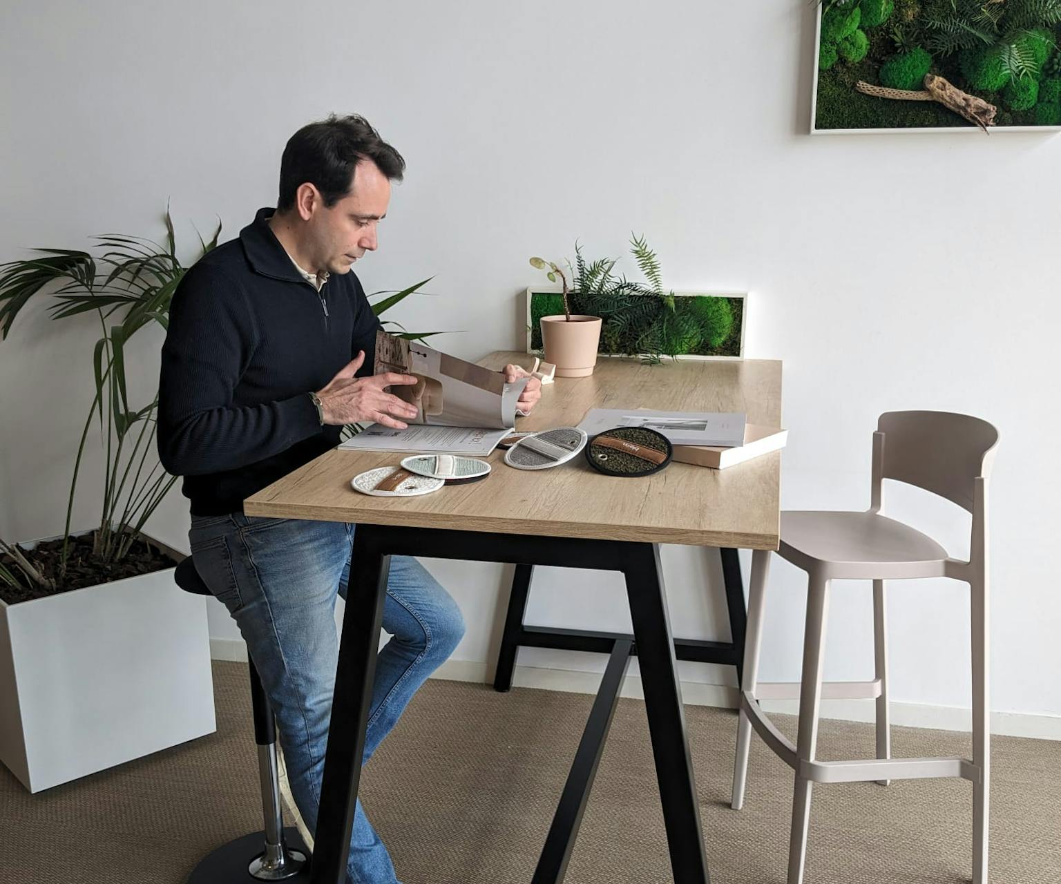 Table haute fabriquée en france dans notre atelier DACOTA à destination des entreprises et collectivités.
