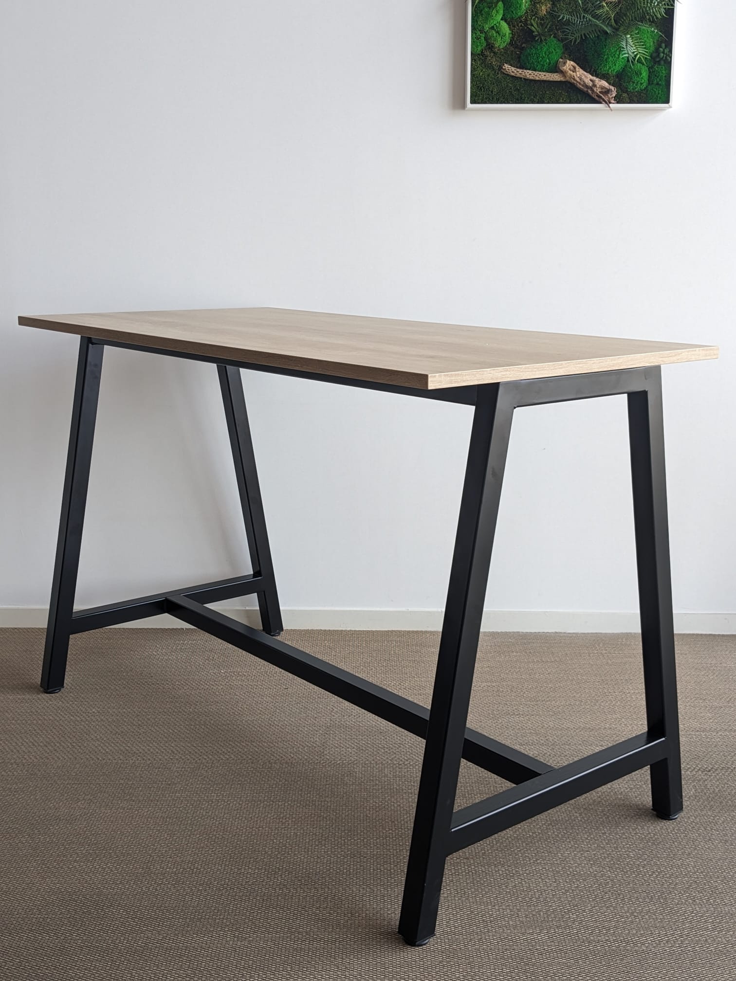 Table haute fabriquée en france dans notre atelier DACOTA à destination des entreprises et collectivités. 