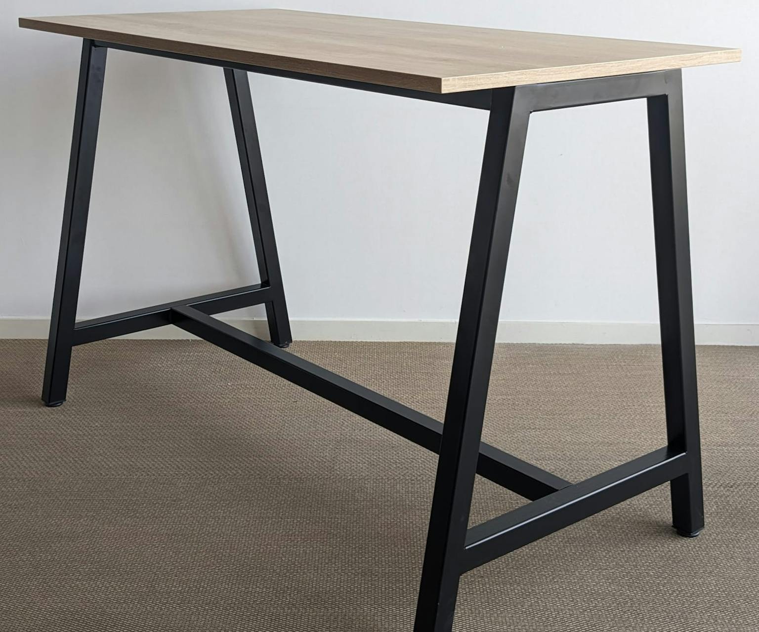 Table haute fabriquée en france dans notre atelier DACOTA à destination des entreprises et collectivités.