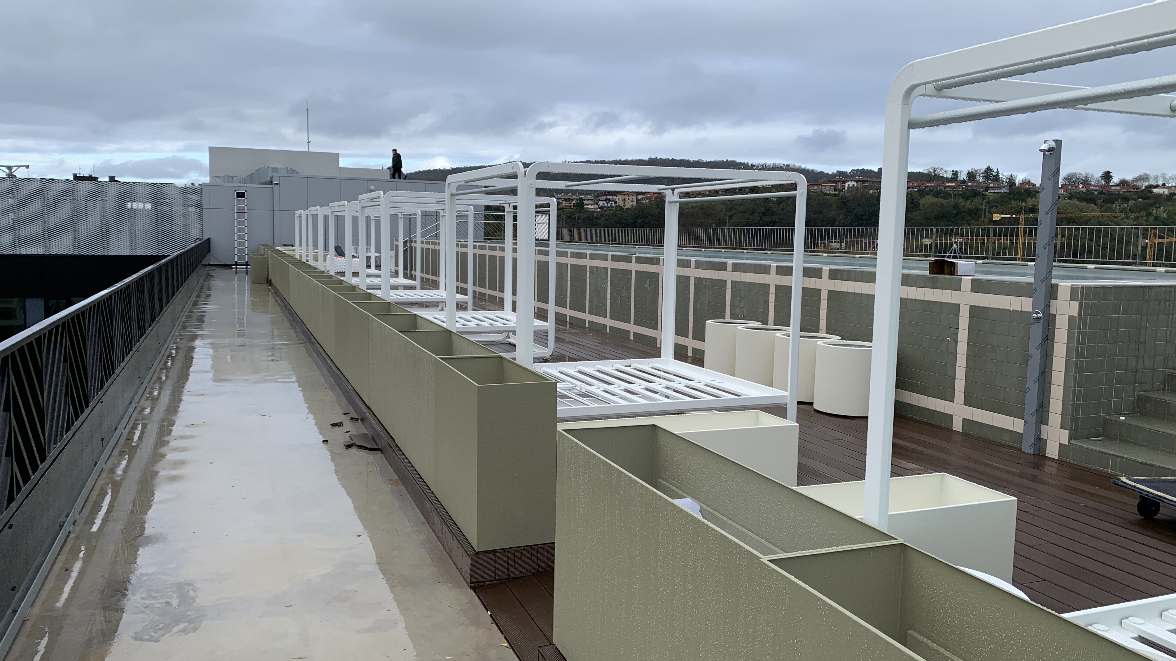 Bac à fleur sur mesure fabriqué en france dans notre atelier DACOTA à destination des paysagistes des bureaux tertiaires et cafés hôtels restaurants