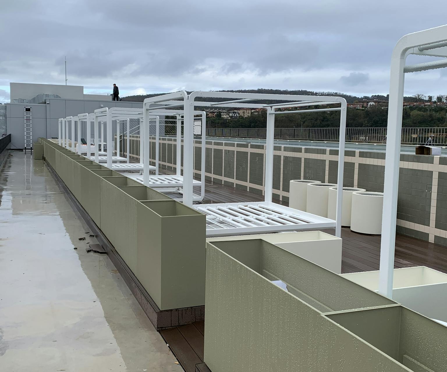 Bac à fleur sur mesure fabriqué en france dans notre atelier DACOTA à destination des paysagistes des bureaux tertiaires et cafés hôtels restaurants