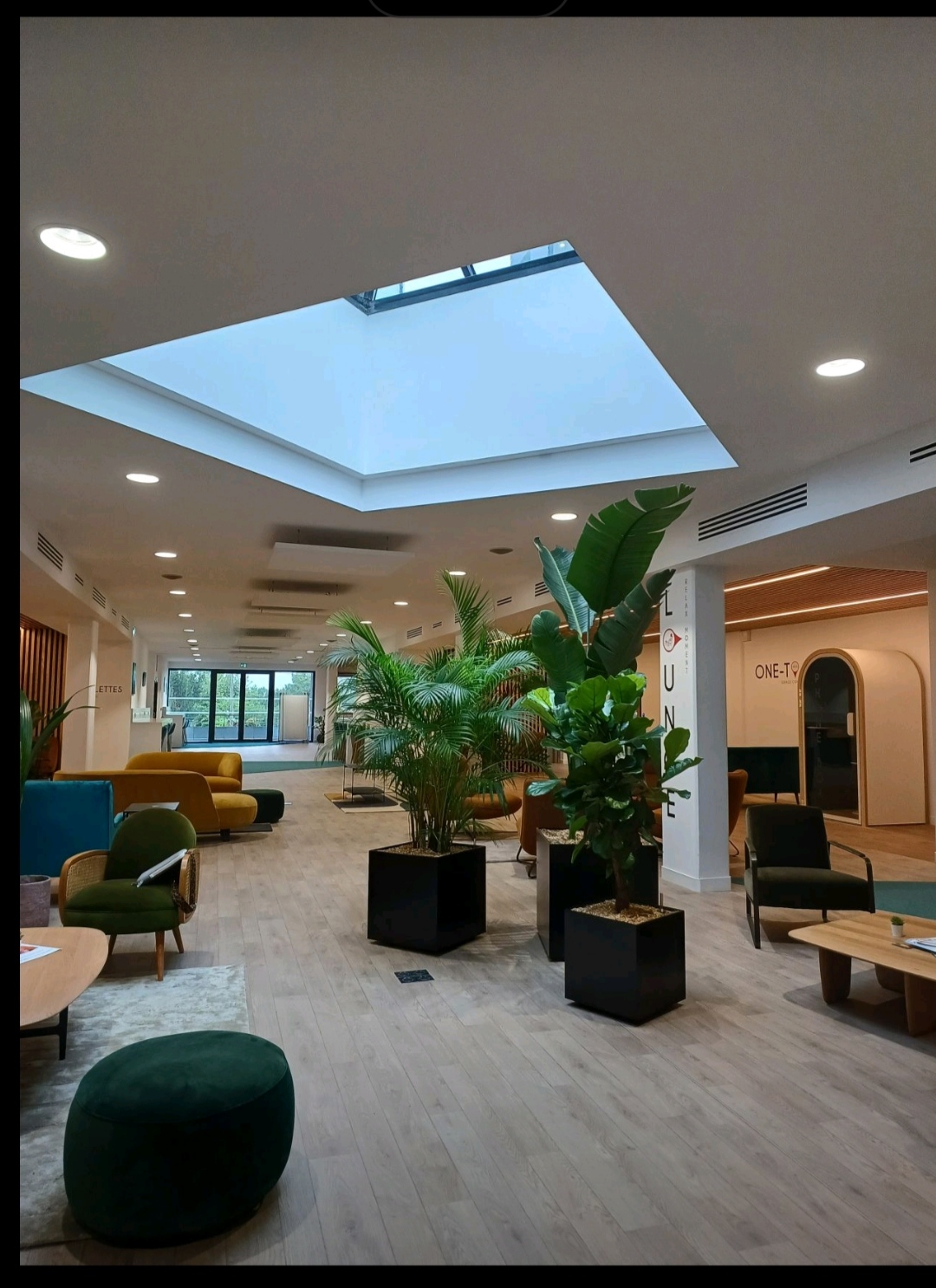 Bac à fleur sur mesure fabriqué en france dans notre atelier DACOTA à destination des paysagistes des bureaux tertiaires et cafés hôtels restaurants