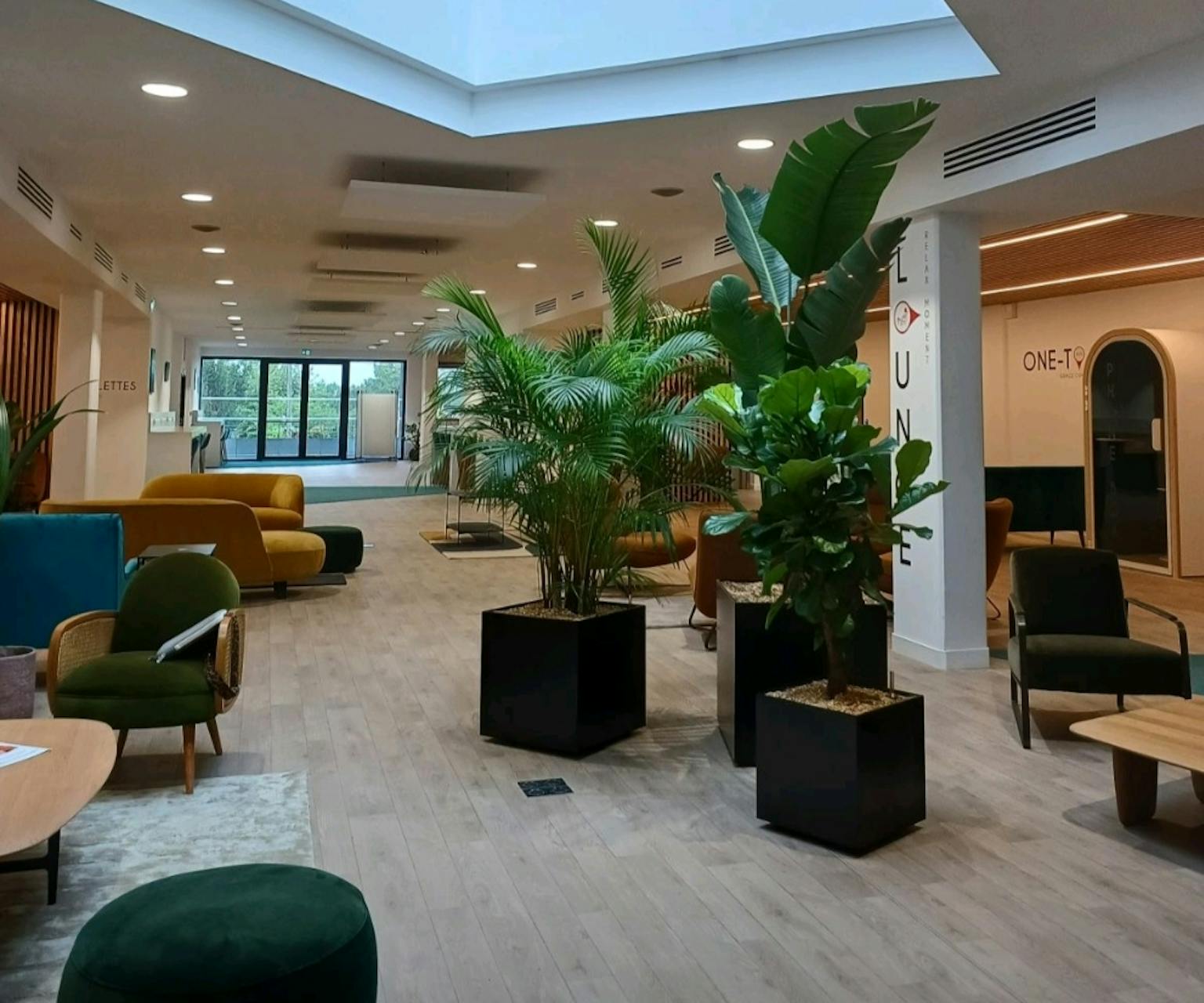 Bac à fleur sur mesure fabriqué en france dans notre atelier DACOTA à destination des paysagistes des bureaux tertiaires et cafés hôtels restaurants