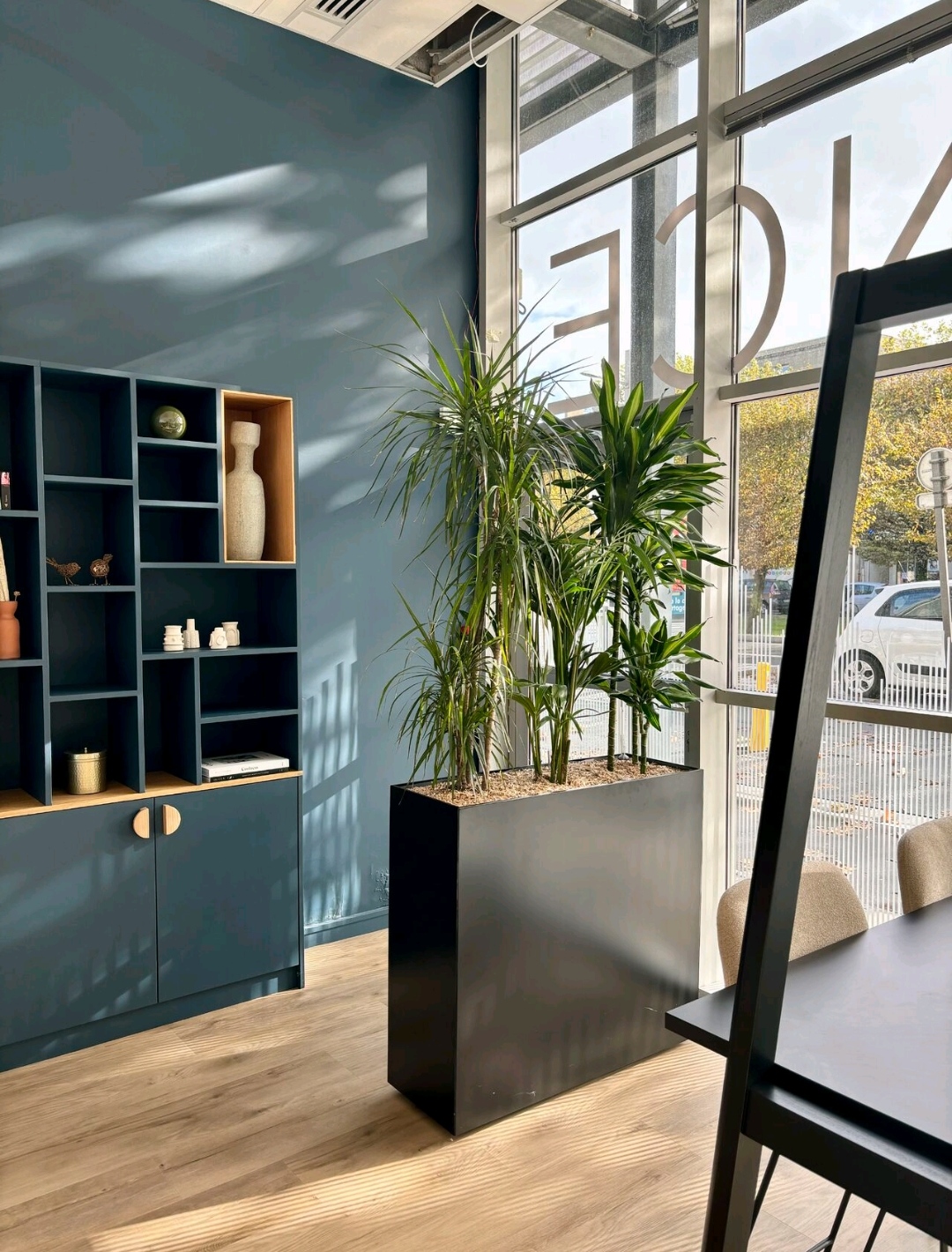 Bac à fleur sur mesure fabriqué en france dans notre atelier DACOTA à destination des paysagistes des bureaux tertiaires et cafés hôtels restaurants