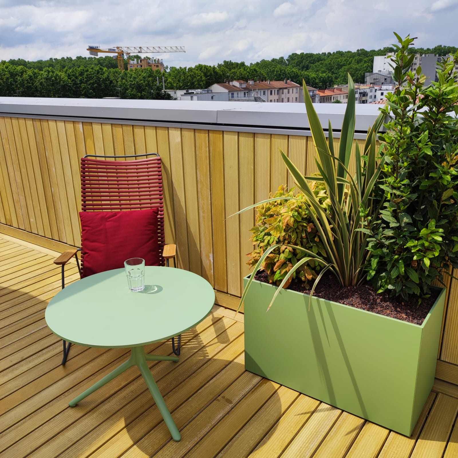Bac à fleur sur mesure fabriqué en france dans notre atelier DACOTA à destination des paysagistes des bureaux tertiaires et cafés hôtels restaurants