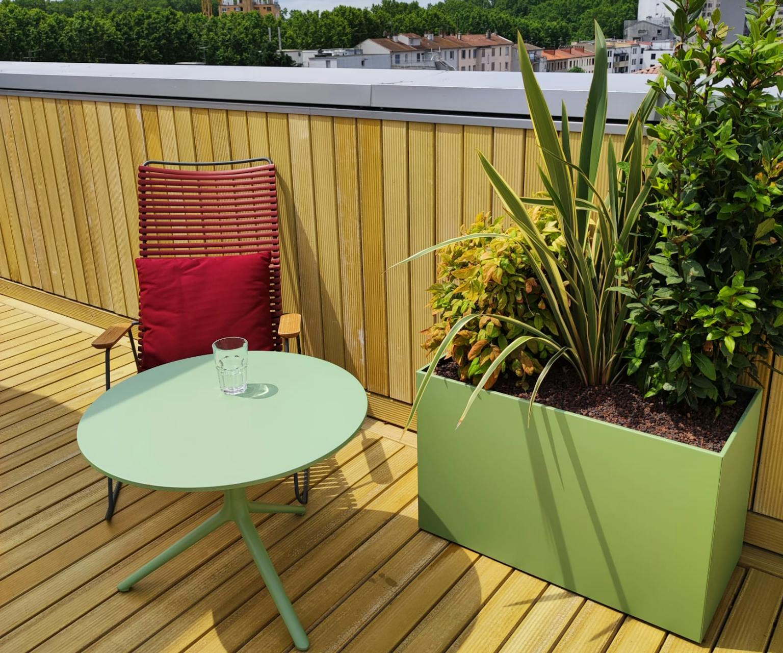 Bac à fleur sur mesure fabriqué en france dans notre atelier DACOTA à destination des paysagistes des bureaux tertiaires et cafés hôtels restaurants